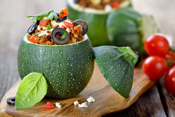 Kugel-Zucchini griechische Art mit Hackfleisch-Feta-Füllung