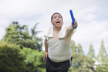 公園で運動する中年男性