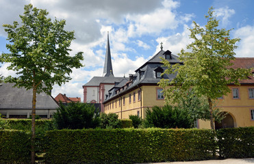 Fototapeta na wymiar Ratskellergebäude und Kirche von Veitshöchheim