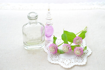 ガラス瓶とピンクのセンニチコウ