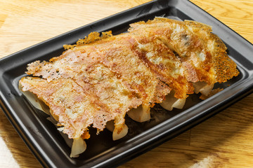 羽根つき焼き餃子　 Delicious pot sticker Chinese food
