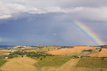 Paesaggio collinare nelle marche con arcobaleno