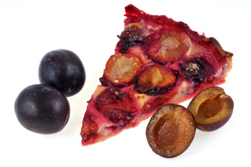Part de tarte aux prunes et prunes