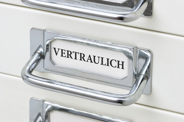 Schubladenschrank mit der Aufschrift Vertraulich