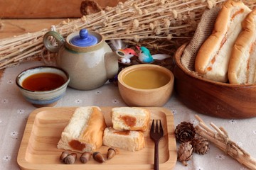 Bread with milk tea custard and hot tea.