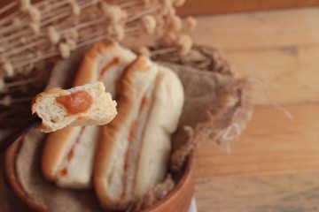 Bread with milk tea custard and hot tea.