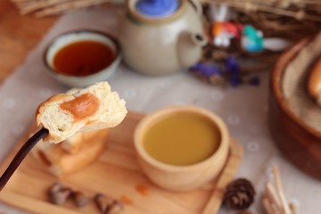 Bread with milk tea custard and hot tea.