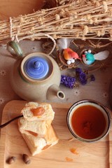 Bread with milk tea custard and hot tea.
