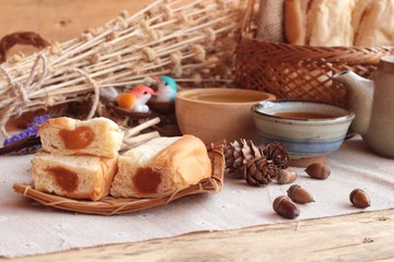 Bread with milk tea custard and hot tea.