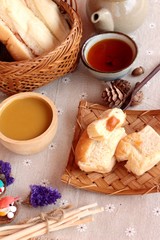 Bread with milk tea custard and hot tea.