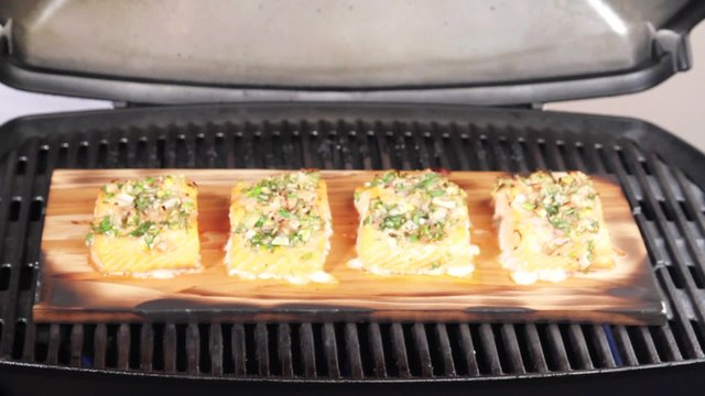 Grilling salmon on ceder wood (US-English voice-over)