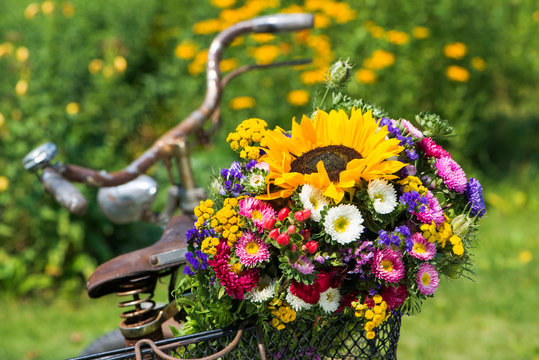 Altes Fahrrad mit Sommerblumen