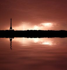 Naklejka premium orage tour eiffel paris reflet