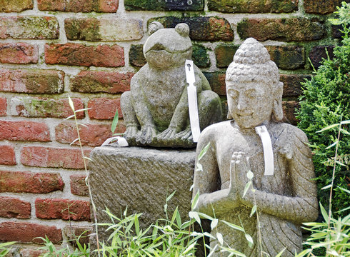 Nachbildung einer Buddhastatue und eines Frosches