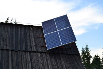 kolektor słoneczny na drewnianym dachu - obrazy, fototapety, plakaty
