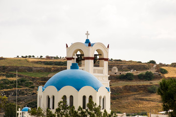 Griechisch orthodoxe Kirche mit Glockenturm auf Santorin