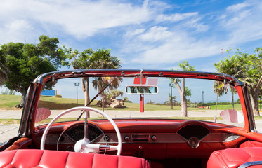 Innenansicht eines amerikanischen Oldtimers auf Kuba