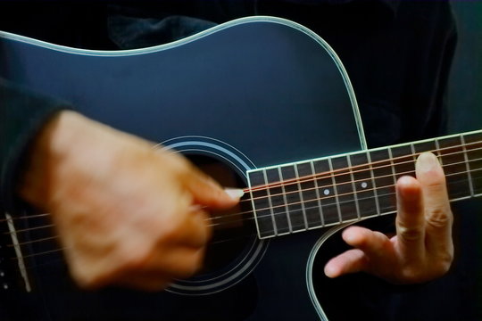ギターを爪弾くno.1