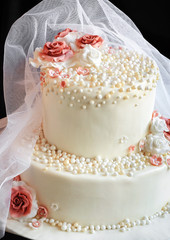 Veil on the cake with roses