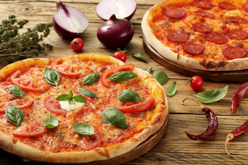 pizza margherita e pizza con salame piccante  sfondo rustico - 89551728
