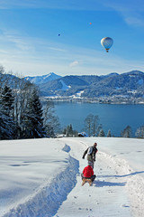 Vater und Sohn am Schlittenweg - Tegernsee-Blick, Heißluftballo