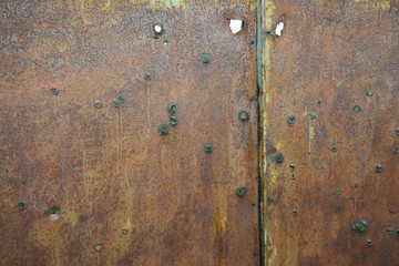 Rostige Wand mit Löchern