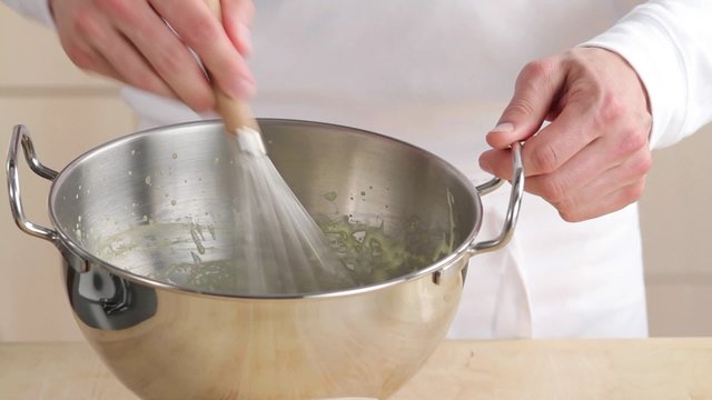 Beating cr&egrave;me in round-bottomed metal mixing bowl