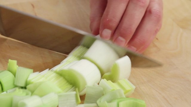 Cutting up leeks