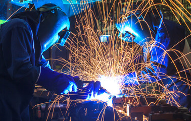 welding worker In the automotive parts industry. - obrazy, fototapety, plakaty