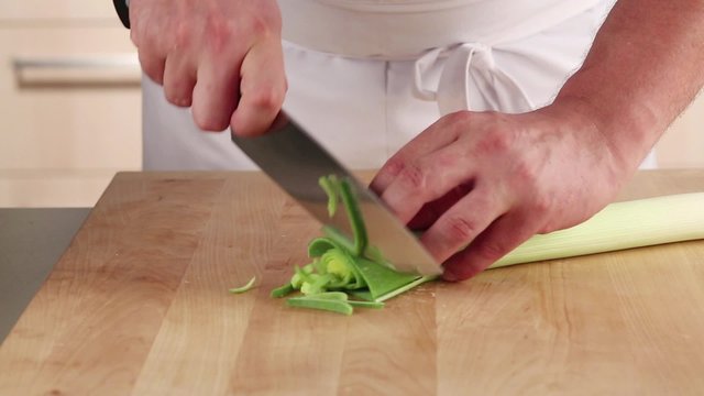 Cutting a leek into rings
