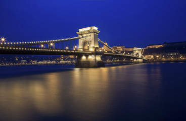 Obraz premium Budapeşte Köprü Gece