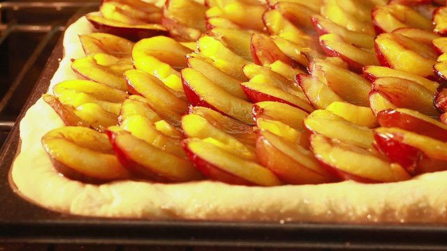 A damson cake in an oven (time lapse)