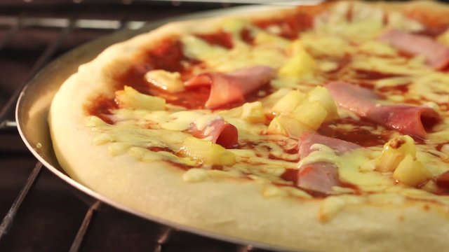 A Hawaii pizza in an oven (time lapse)
