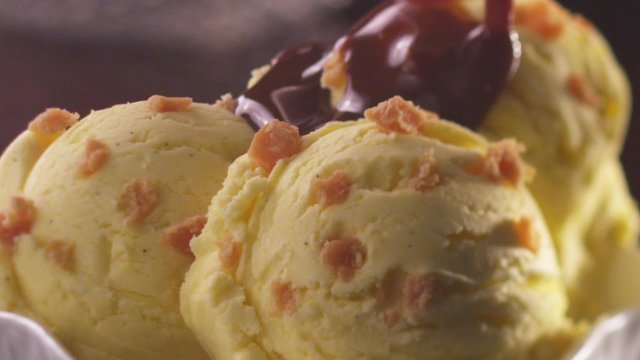 Vanilla caramel ice cream with chocolate sauce (close-up)