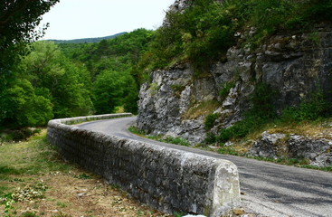 route &agrave; flanc de montagne,protection par muret en pierres 