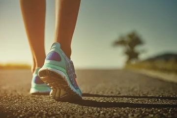 Afwasbaar Fotobehang Joggen Runner voeten en schoenen. Instagram-achtig filter, flare-effect.