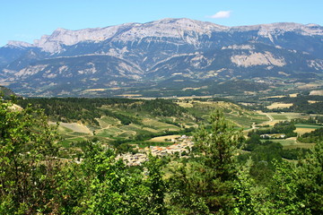 paysage de montagne,nature et champs,en drôme,isère
