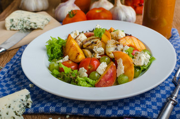 Grilled fruit with blue cheese and salad