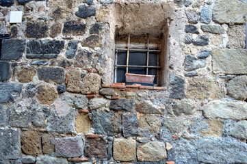 Fototapeta na wymiar Italienische Hauswand mit Fenster