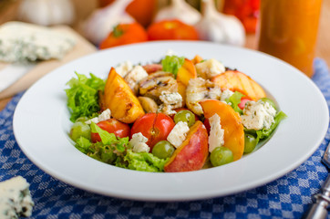 Grilled fruit with blue cheese and salad