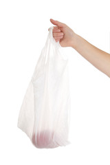 femme tenant sacs plastiques