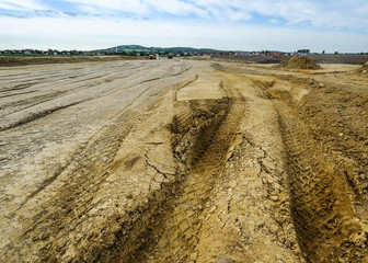 Spuren von Lastwagen auf der Baustelle