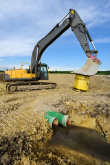 Bagger im Gelände der Baustelle