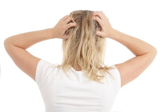 femme se grattant la t&ecirc;te