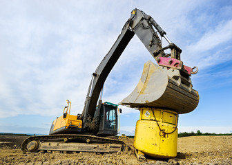 Bagger im Gelände der Baustelle