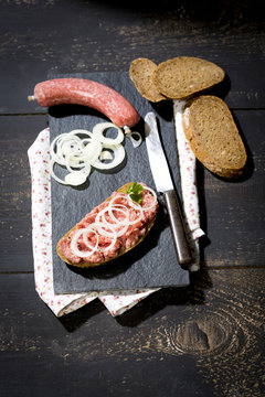 Minced pork with onions and ham on bread