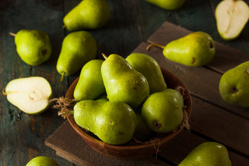 Green Organic Bartlett Pears
