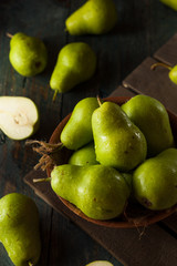 Fototapeta na wymiar Green Organic Bartlett Pears