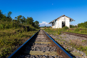 ferrovia em minas gerais , brasil . Estação ferroviária antiga com trilhos de trem