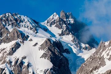 Gordijnen Glacier on top of a rough mountainous peak in the Arctic. © Don Landwehrle